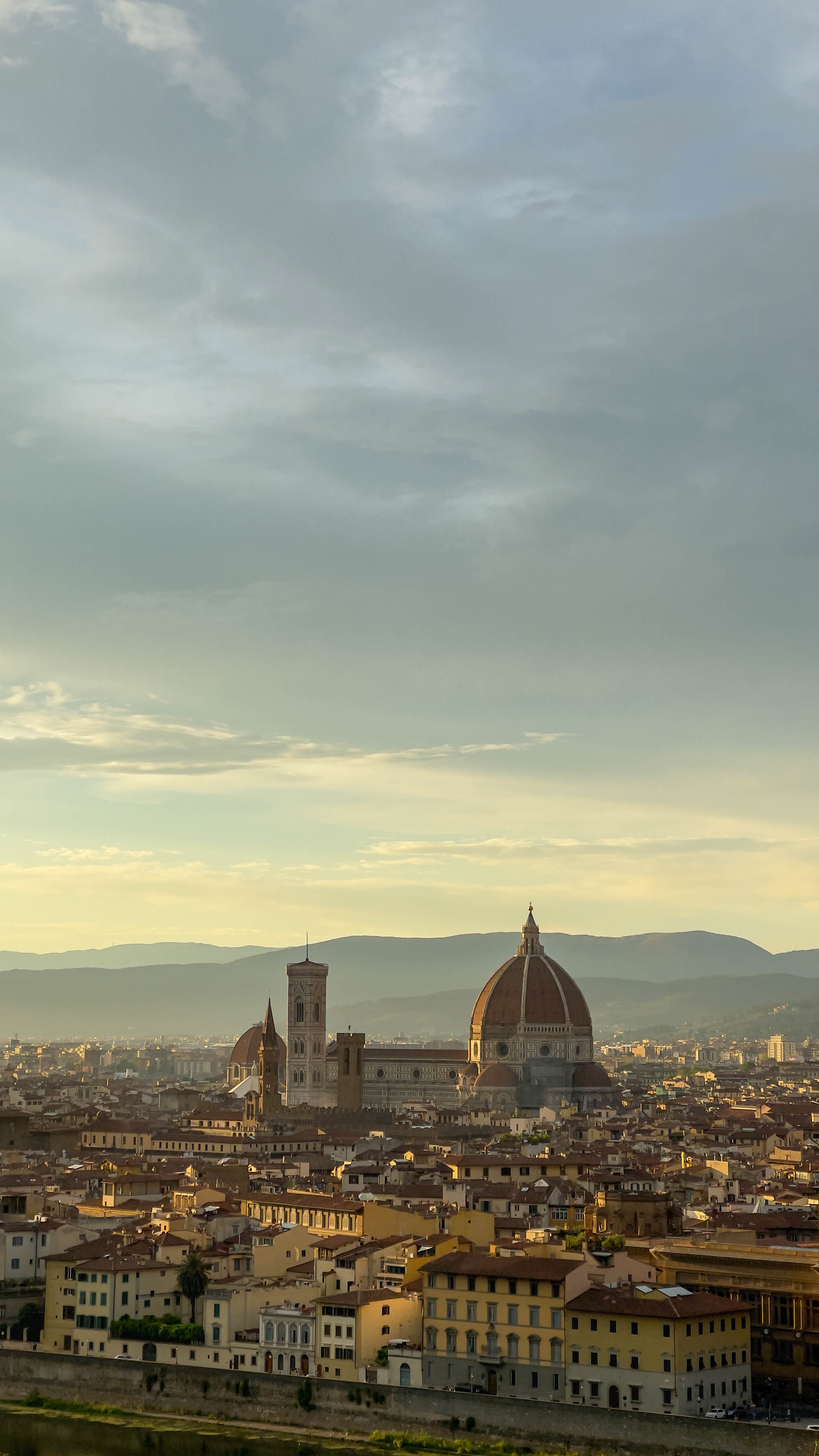 Florence le Duomo de loin le jour