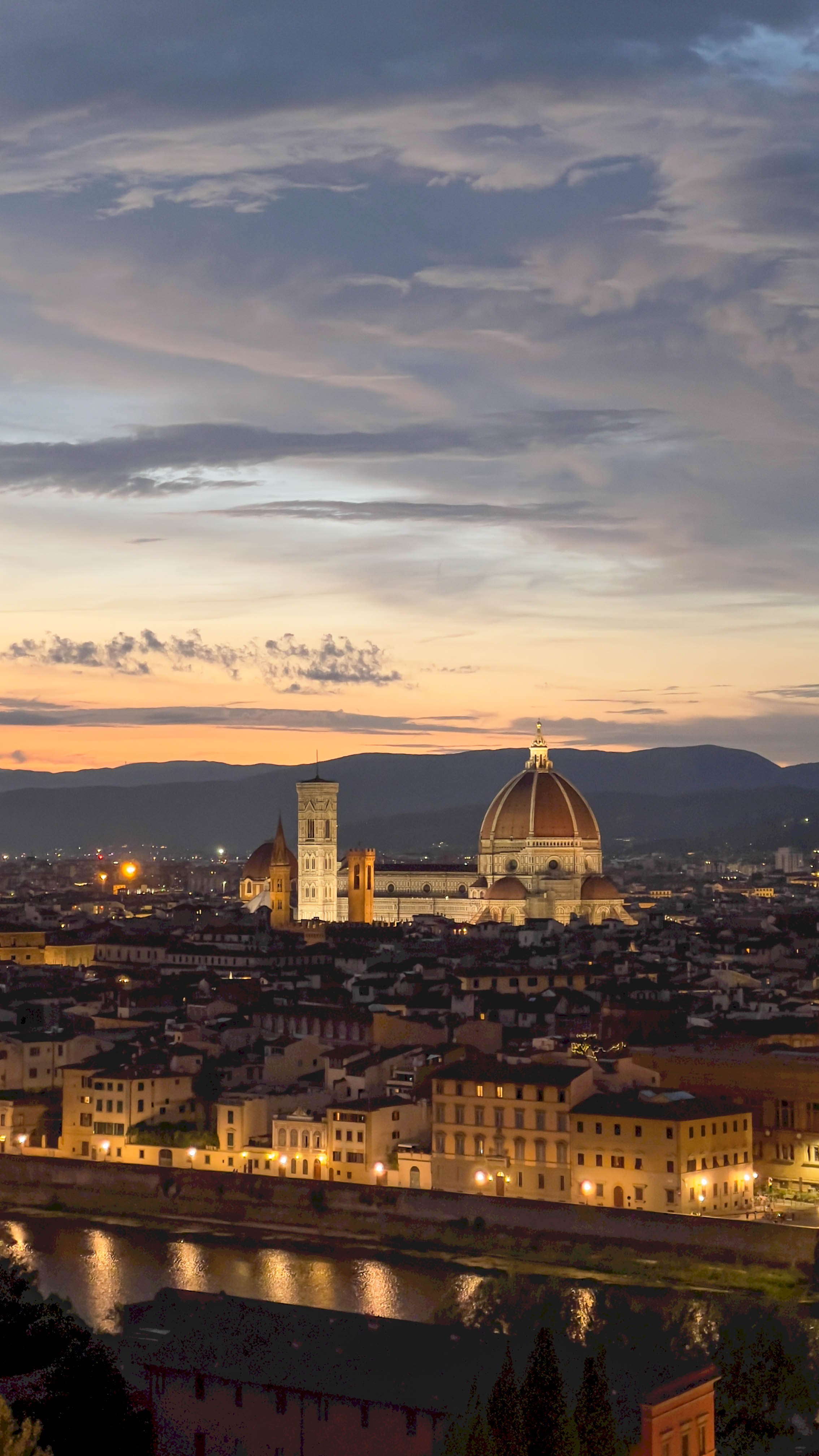 Florence le Duomo de loin la nuit